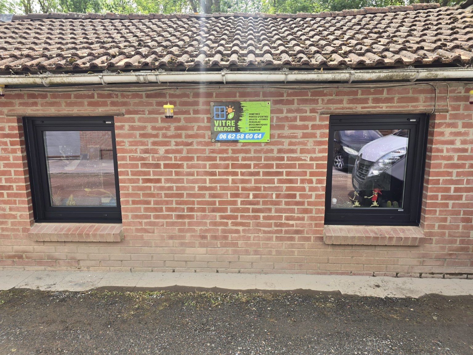 Fenêtres rénovées sur façade en briques