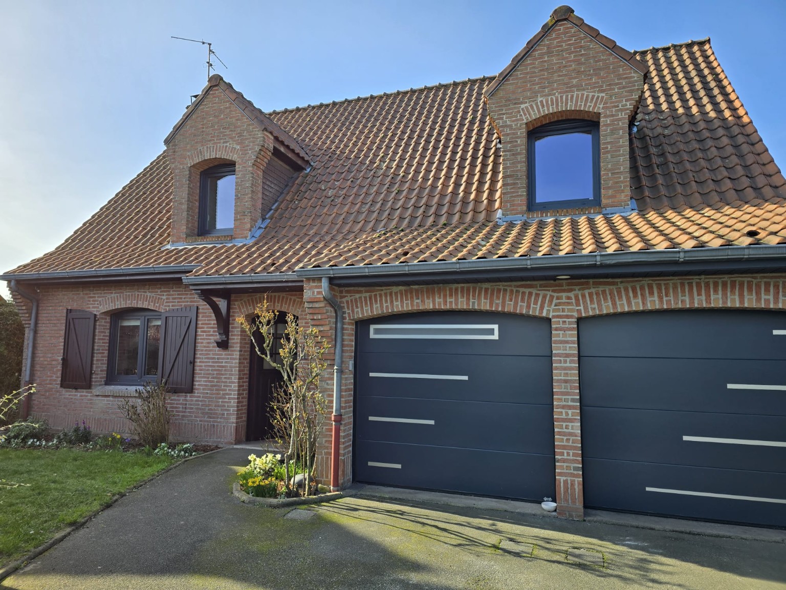 Maison avec menuiseries et portes de garage anthracite