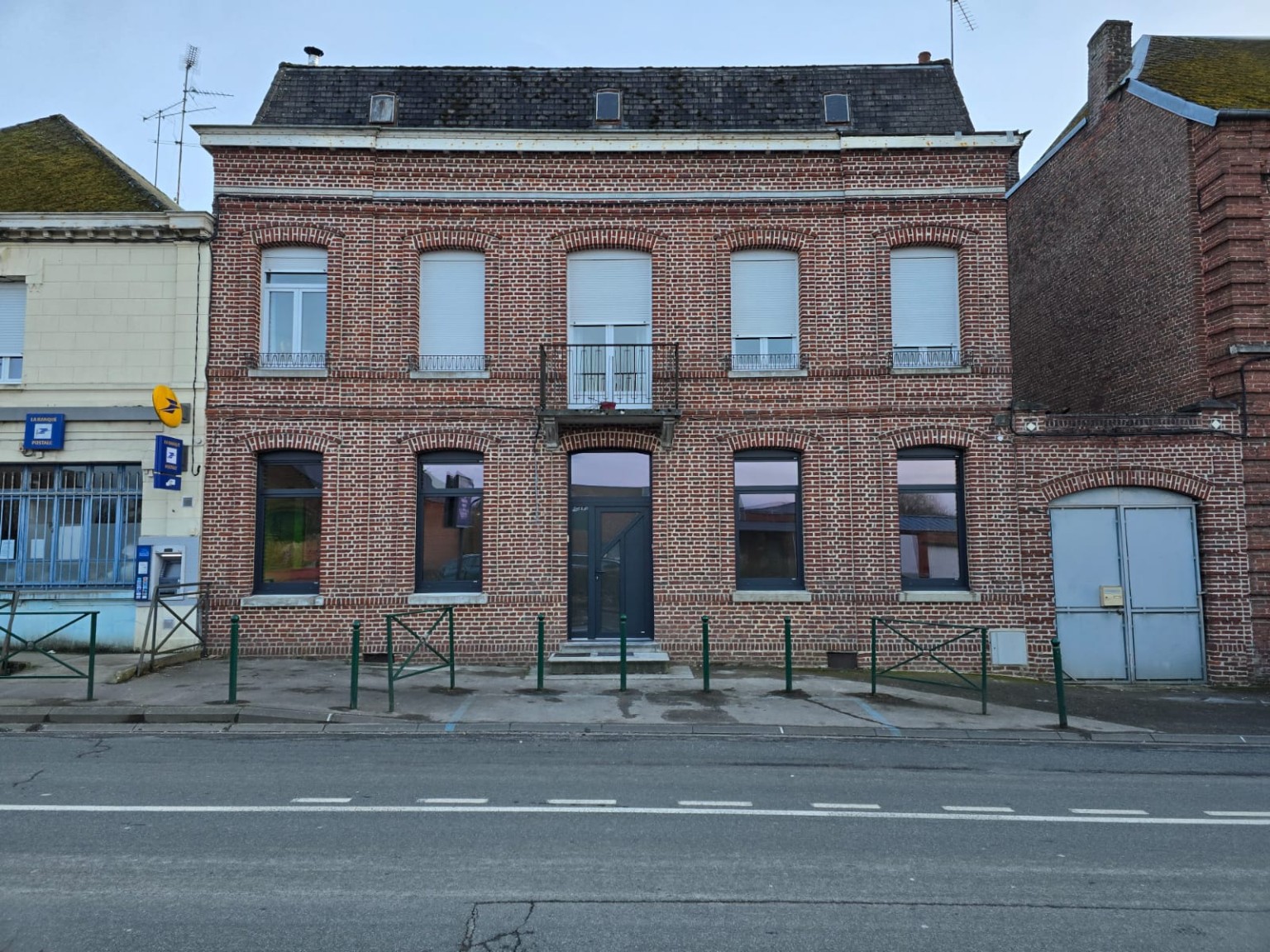 Façade en briques et menuiseries anthracite