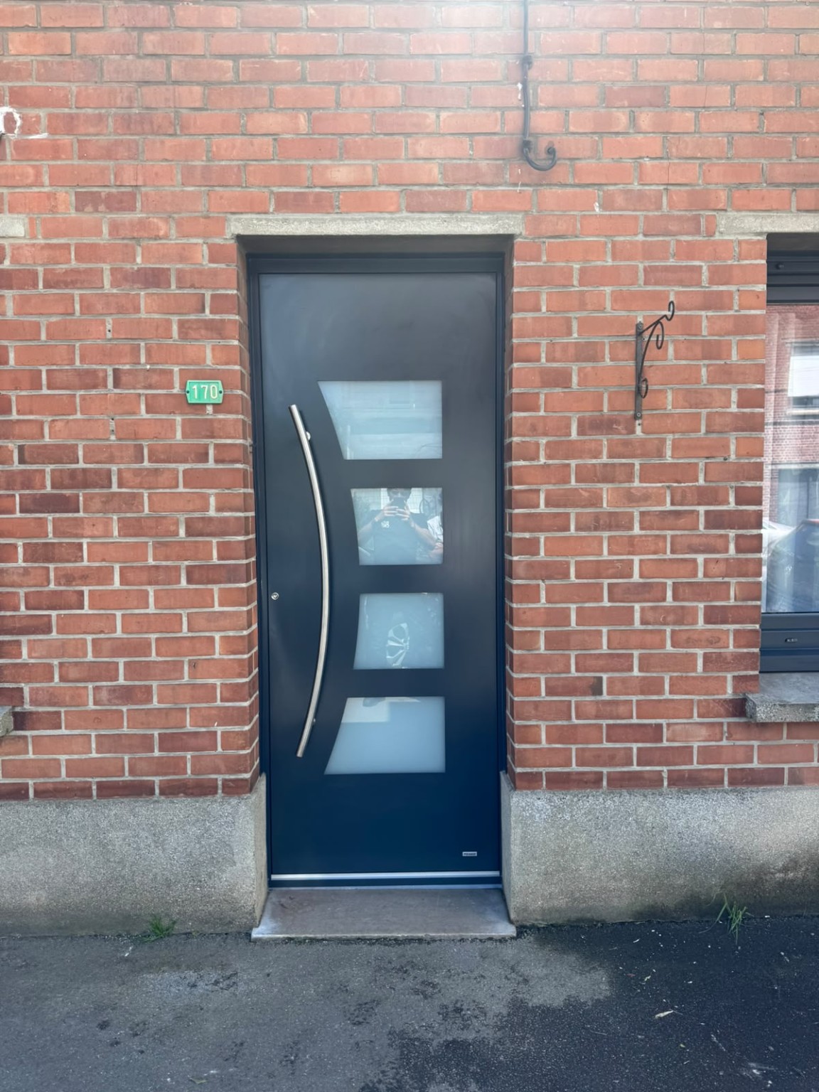 Porte d’entrée anthracite sur façade en briques