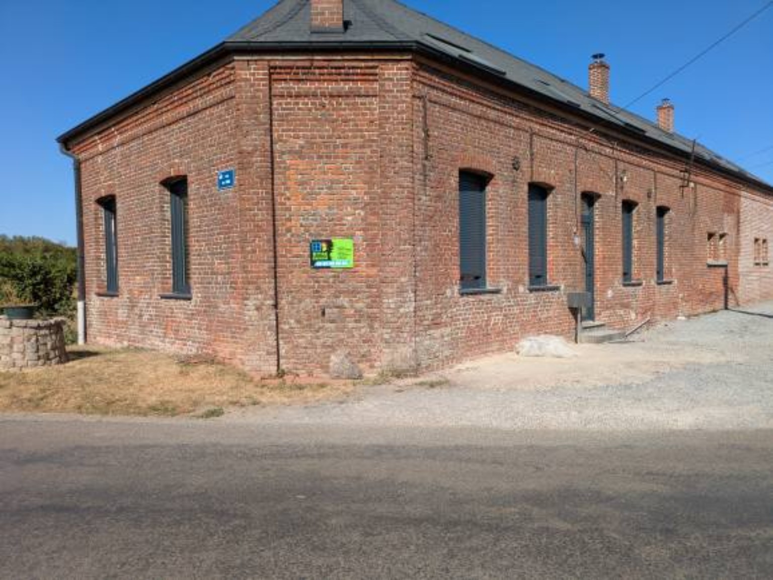 Maison en briques avec menuiseries Vitre Énergie